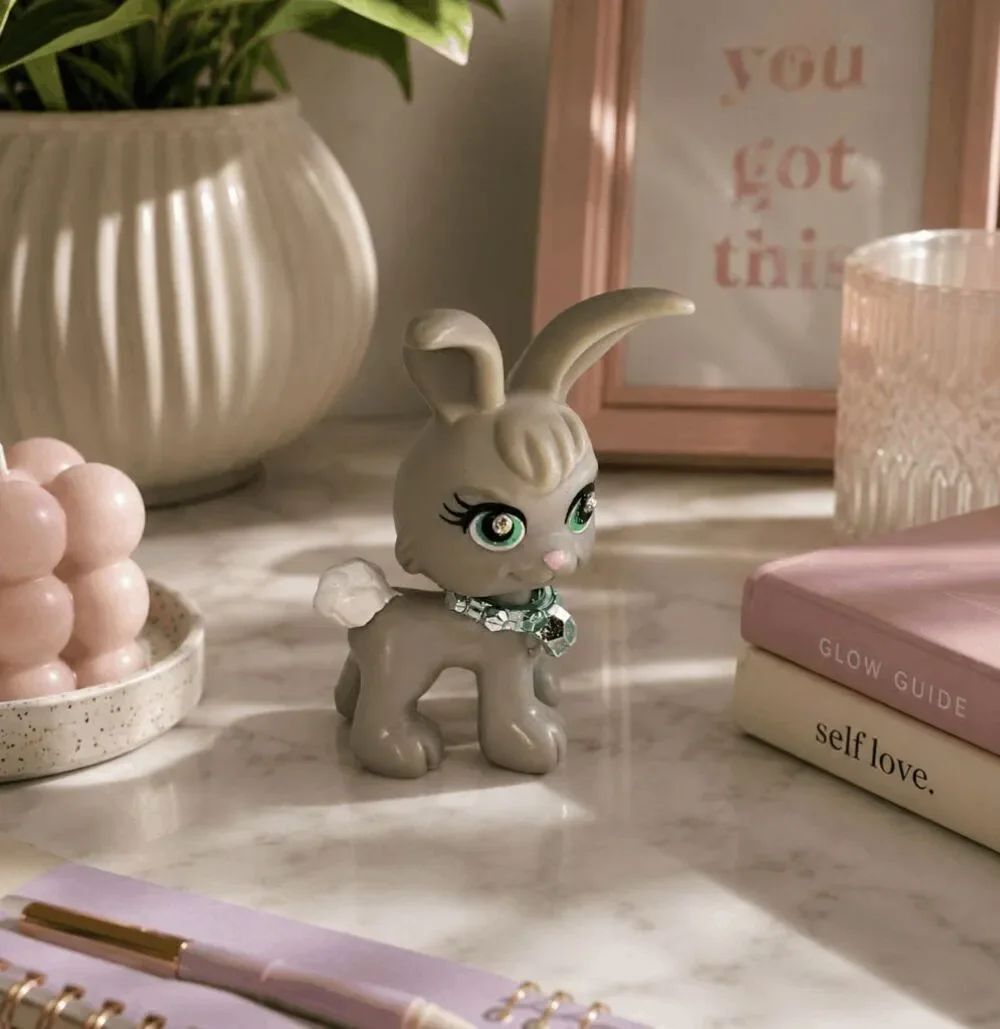 POLLY POCKET SPARKLIN PET RABBIT. 1 Eye Sparkle Missing. Replacement Toy